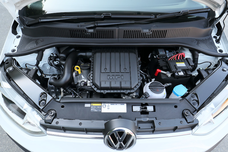 エクステリアではデコレーションフィルムやドアミラー、アルミホイールキャップがカラーコーディネートされる。6ツインスポークの15インチアルミホイール（タイヤサイズ：185/55 R15）も専用装備。パワートレーンは最高出力55kW（75PS）/6200rpm、最大トルク95Nm（9.7kgm）/3000-4300rpmを発生する直列3気筒DOHC 1.0リッターエンジンに5速シングルクラッチAT「ASG」の組み合わせ