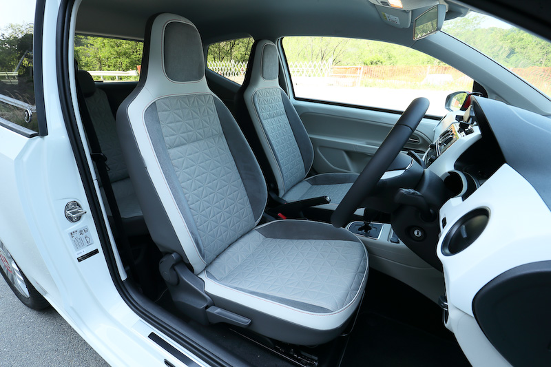 up! with beatsでは専用のファブリックシートやドアシルプレート、レザーのマルチファンクションステアリングホイールやハンドブレーキグリップなどとともに、ダークティンテッドガラス（リア/リア左右、UVカット機能付）、スマホとの連携を強化した純正インフォテイメントシステム「Composition Phone」、スマートフォンホルダー（iPod/iPhone/USBデバイス接続装置）を特別装備