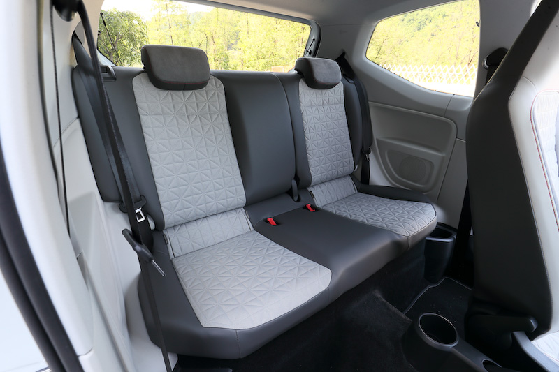 up! with beatsでは専用のファブリックシートやドアシルプレート、レザーのマルチファンクションステアリングホイールやハンドブレーキグリップなどとともに、ダークティンテッドガラス（リア/リア左右、UVカット機能付）、スマホとの連携を強化した純正インフォテイメントシステム「Composition Phone」、スマートフォンホルダー（iPod/iPhone/USBデバイス接続装置）を特別装備