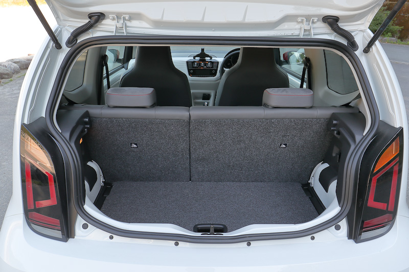 後席は6：4分割可倒式