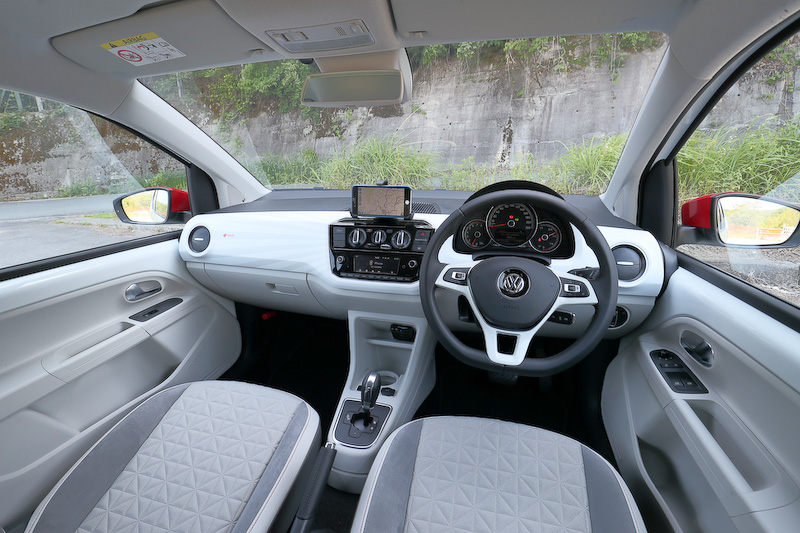 プレミアムサウンドシステム「beats sound system」を搭載するup! with beats（2ドアモデル）のインテリア。200台限定の2ドアモデルの価格は172万3000円で、400台限定の4ドアモデル（192万3000円）も用意する。ベースモデルはmove up!