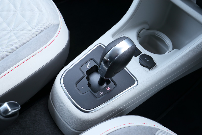 up! with beatsでは専用のファブリックシートやドアシルプレート、レザーのマルチファンクションステアリングホイールやハンドブレーキグリップなどとともに、ダークティンテッドガラス（リア/リア左右、UVカット機能付）、スマホとの連携を強化した純正インフォテイメントシステム「Composition Phone」、スマートフォンホルダー（iPod/iPhone/USBデバイス接続装置）を特別装備