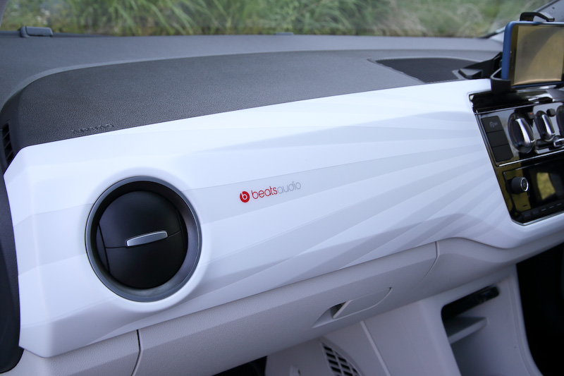 300W、8チャンネルのパワーアンプにデジタルプロセッサーを搭載するとともに、6個のスピーカーとサブウーハーの合計7個のハイエンドスピーカーをレイアウトするプレミアムサウンドシステム「beats sound system」を標準装備。専用ダッシュパッド、ドアシルプレートやAピラーのスピーカーに「Beats」のブランドロゴである“bマーク”をデザイン