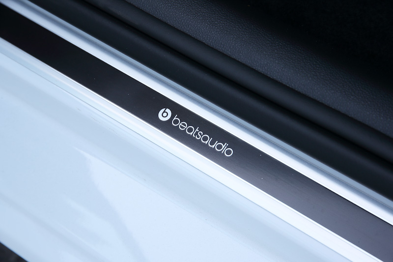 300W、8チャンネルのパワーアンプにデジタルプロセッサーを搭載するとともに、6個のスピーカーとサブウーハーの合計7個のハイエンドスピーカーをレイアウトするプレミアムサウンドシステム「beats sound system」を標準装備。専用ダッシュパッド、ドアシルプレートやAピラーのスピーカーに「Beats」のブランドロゴである“bマーク”をデザイン