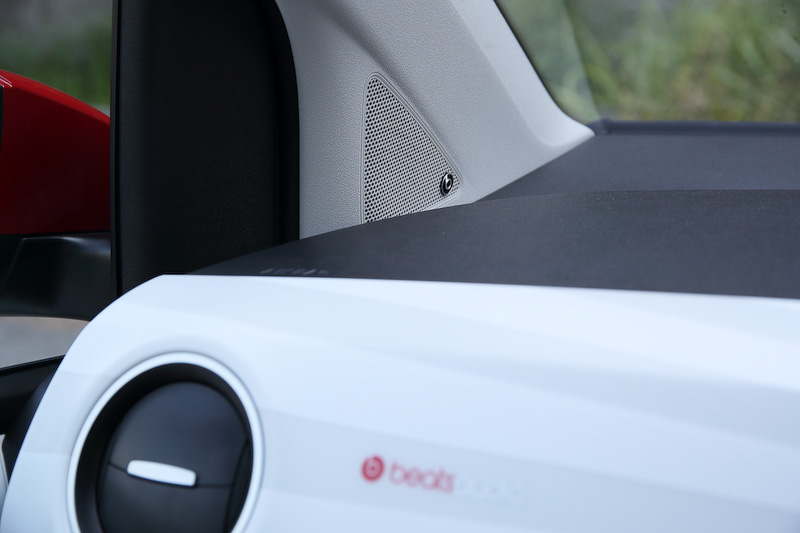 300W、8チャンネルのパワーアンプにデジタルプロセッサーを搭載するとともに、6個のスピーカーとサブウーハーの合計7個のハイエンドスピーカーをレイアウトするプレミアムサウンドシステム「beats sound system」を標準装備。専用ダッシュパッド、ドアシルプレートやAピラーのスピーカーに「Beats」のブランドロゴである“bマーク”をデザイン