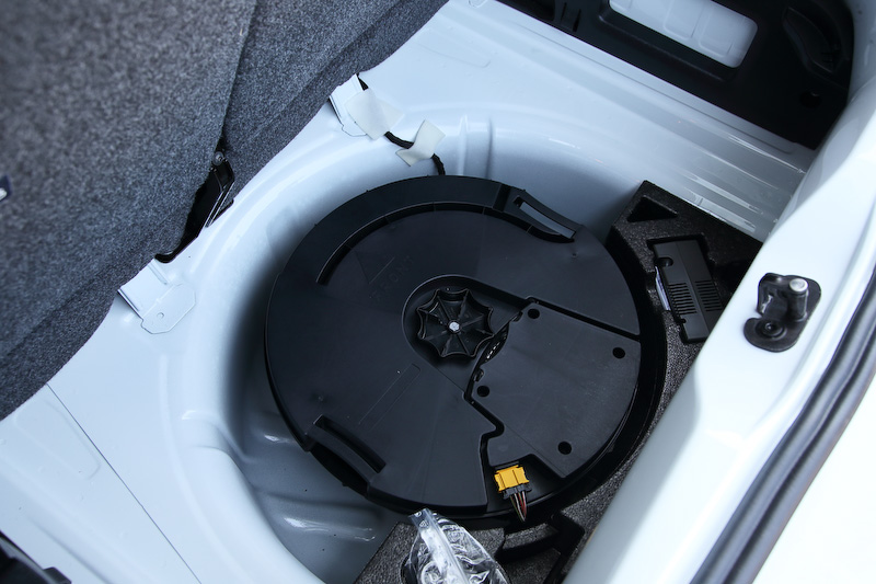 300W、8チャンネルのパワーアンプにデジタルプロセッサーを搭載するとともに、6個のスピーカーとサブウーハーの合計7個のハイエンドスピーカーをレイアウトするプレミアムサウンドシステム「beats sound system」を標準装備。専用ダッシュパッド、ドアシルプレートやAピラーのスピーカーに「Beats」のブランドロゴである“bマーク”をデザイン