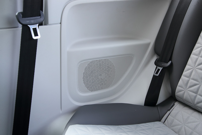 300W、8チャンネルのパワーアンプにデジタルプロセッサーを搭載するとともに、6個のスピーカーとサブウーハーの合計7個のハイエンドスピーカーをレイアウトするプレミアムサウンドシステム「beats sound system」を標準装備。専用ダッシュパッド、ドアシルプレートやAピラーのスピーカーに「Beats」のブランドロゴである“bマーク”をデザイン