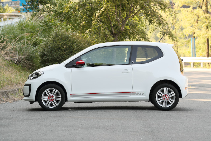 エクステリアではデコレーションフィルムやドアミラー、アルミホイールキャップがカラーコーディネートされる。6ツインスポークの15インチアルミホイール（タイヤサイズ：185/55 R15）も専用装備。パワートレーンは最高出力55kW（75PS）/6200rpm、最大トルク95Nm（9.7kgm）/3000-4300rpmを発生する直列3気筒DOHC 1.0リッターエンジンに5速シングルクラッチAT「ASG」の組み合わせ