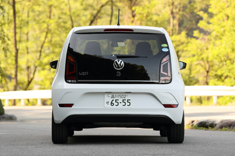 エクステリアではデコレーションフィルムやドアミラー、アルミホイールキャップがカラーコーディネートされる。6ツインスポークの15インチアルミホイール（タイヤサイズ：185/55 R15）も専用装備。パワートレーンは最高出力55kW（75PS）/6200rpm、最大トルク95Nm（9.7kgm）/3000-4300rpmを発生する直列3気筒DOHC 1.0リッターエンジンに5速シングルクラッチAT「ASG」の組み合わせ