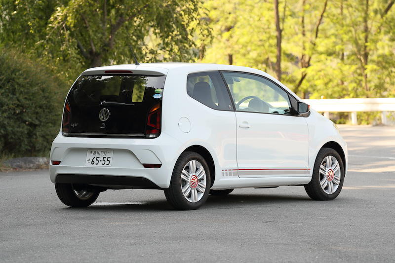 ボディサイズは3610×1650×1495mm（全長×全幅×全高）、ホイールベースは2420mm。ボディカラーは写真のピュアホワイトのほかトルネードレッドも用意する