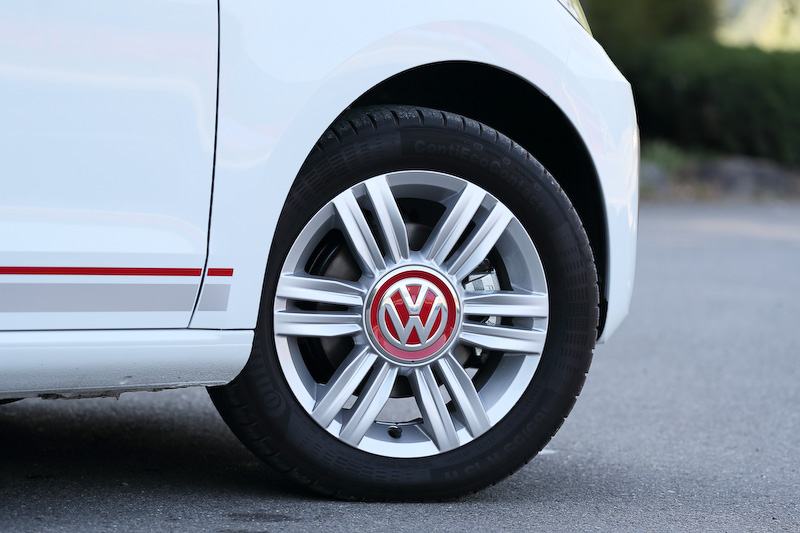 エクステリアではデコレーションフィルムやドアミラー、アルミホイールキャップがカラーコーディネートされる。6ツインスポークの15インチアルミホイール（タイヤサイズ：185/55 R15）も専用装備。パワートレーンは最高出力55kW（75PS）/6200rpm、最大トルク95Nm（9.7kgm）/3000-4300rpmを発生する直列3気筒DOHC 1.0リッターエンジンに5速シングルクラッチAT「ASG」の組み合わせ