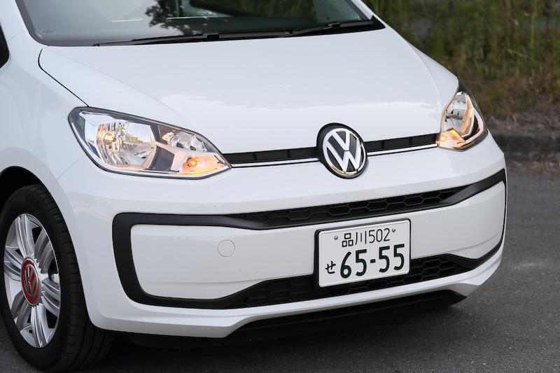 エクステリアではデコレーションフィルムやドアミラー、アルミホイールキャップがカラーコーディネートされる。6ツインスポークの15インチアルミホイール（タイヤサイズ：185/55 R15）も専用装備。パワートレーンは最高出力55kW（75PS）/6200rpm、最大トルク95Nm（9.7kgm）/3000-4300rpmを発生する直列3気筒DOHC 1.0リッターエンジンに5速シングルクラッチAT「ASG」の組み合わせ