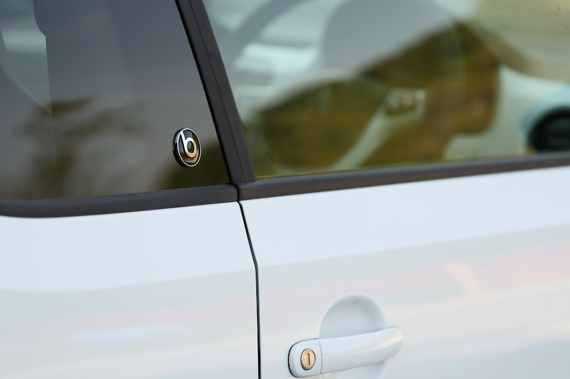 エクステリアではデコレーションフィルムやドアミラー、アルミホイールキャップがカラーコーディネートされる。6ツインスポークの15インチアルミホイール（タイヤサイズ：185/55 R15）も専用装備。パワートレーンは最高出力55kW（75PS）/6200rpm、最大トルク95Nm（9.7kgm）/3000-4300rpmを発生する直列3気筒DOHC 1.0リッターエンジンに5速シングルクラッチAT「ASG」の組み合わせ