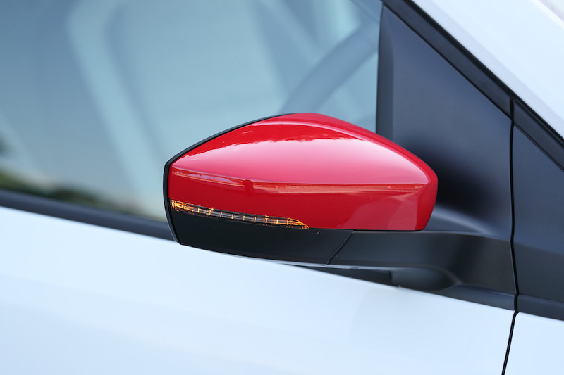 エクステリアではデコレーションフィルムやドアミラー、アルミホイールキャップがカラーコーディネートされる。6ツインスポークの15インチアルミホイール（タイヤサイズ：185/55 R15）も専用装備。パワートレーンは最高出力55kW（75PS）/6200rpm、最大トルク95Nm（9.7kgm）/3000-4300rpmを発生する直列3気筒DOHC 1.0リッターエンジンに5速シングルクラッチAT「ASG」の組み合わせ