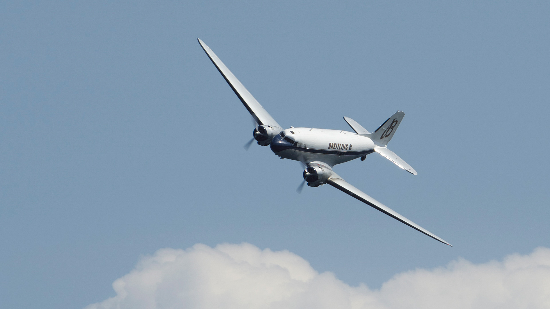 「レッドブル・エアレース千葉 2017」の会場上空に飛来したブライトリング DC-3