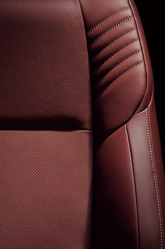 “Metal and Leather Package”のプレミアムナッパ本革（ダークサルドタン）