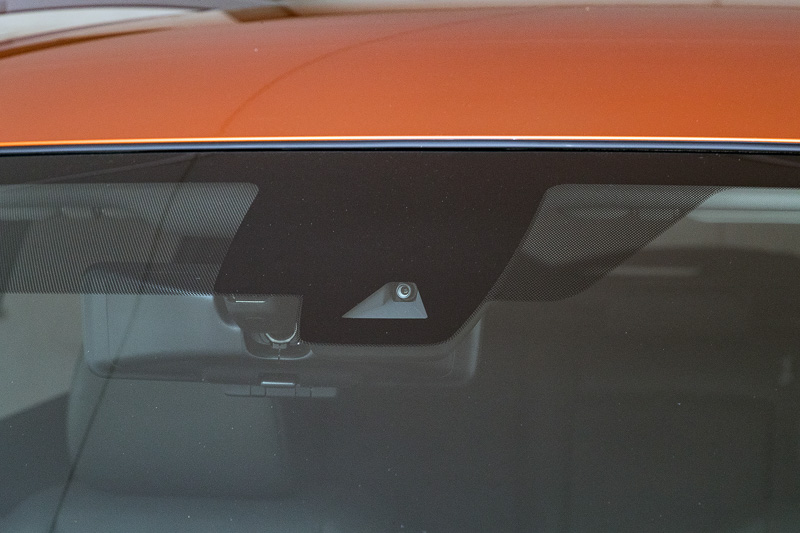 フロントウィンドウ上部にプロパイロット用の単眼カメラを装備