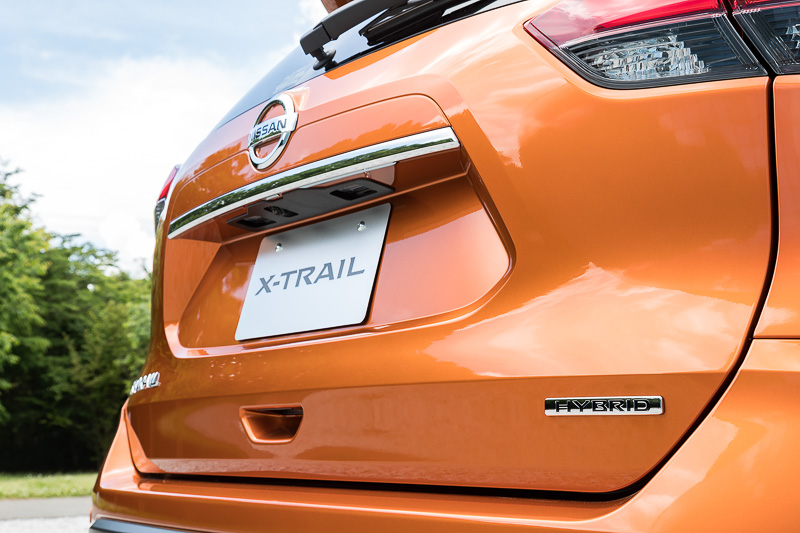 ハイブリッド車はテールゲート下端にバッヂが付く