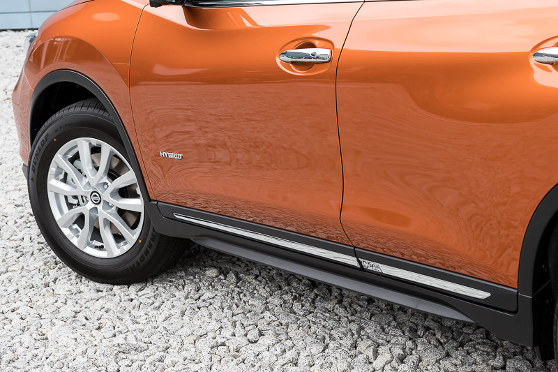 ハイブリッド車はドアパネル下側にシルバーの加飾を追加