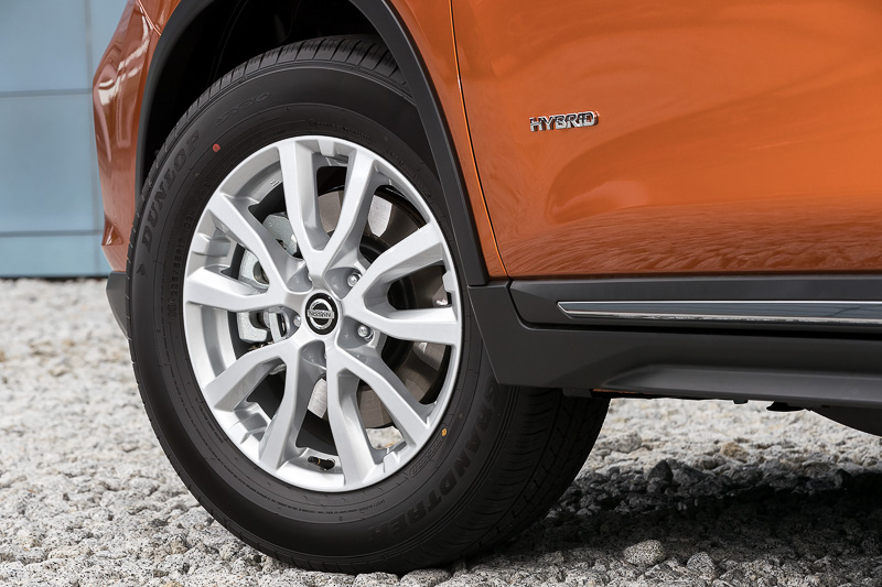 17インチアルミホイールを標準装備。撮影車両のタイヤはマイチェン前と同じく「GRANDTREK ST30」の225/65 R17