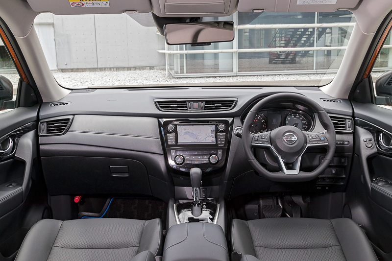 エアコン吹き出し口の加飾変更（シルバーからブラック）などにより、精悍な印象に