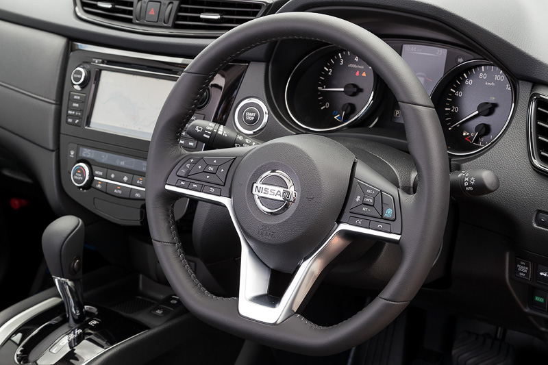 ステアリングは下端を水平にしたDタイプに変更