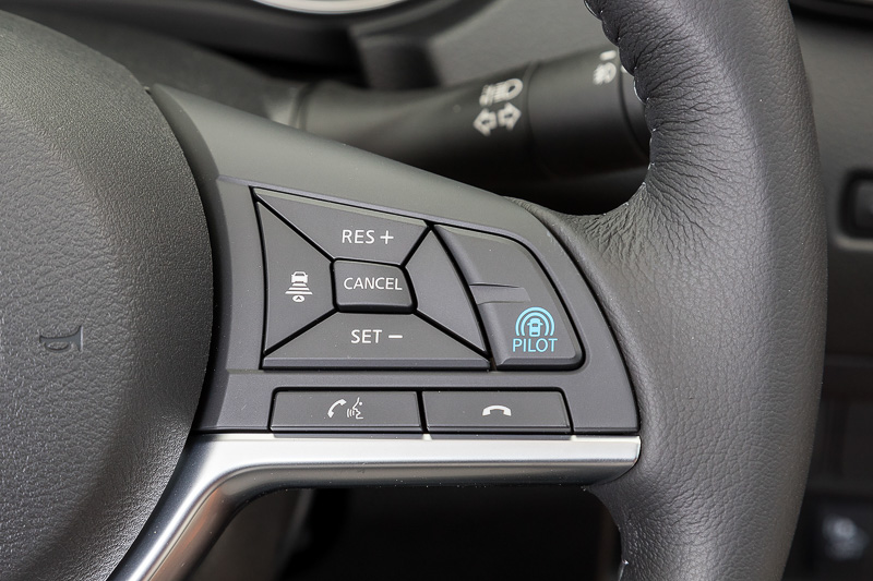 右側のステアリングスポークにオートパイロットのスイッチ類が付く