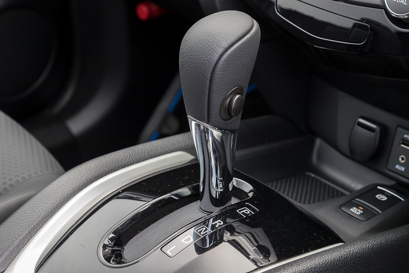 20X系グレードはステアリング、シフトセレクターともに本革巻タイプ