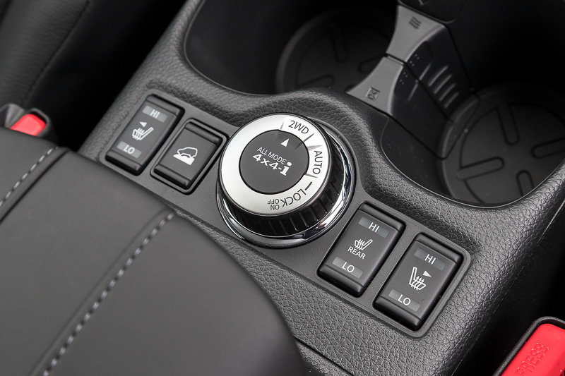 4WD車はカップホルダー後方にALL MODE 4×4-iのコントローラーを装備。シートヒーターは全車オプション