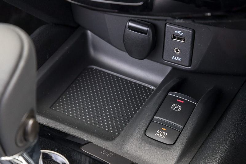 電動パーキングブレーキは20X系グレードにオプション設定。標準仕様は足踏み式