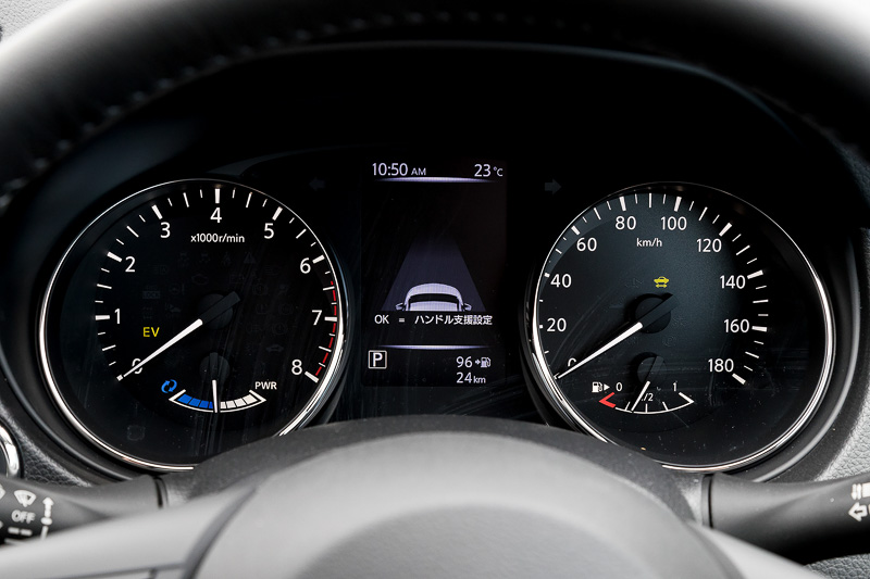 ハイブリッド車はタコメーター内下側にパワーメーターを装備