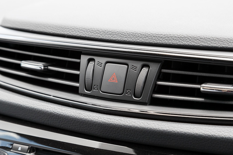 インパネ最上段にエアコン吹き出し口とハザードスイッチ