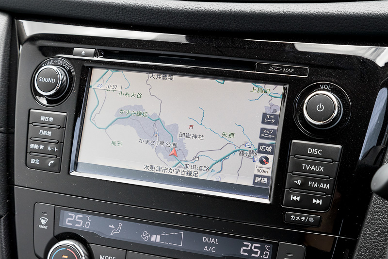 インパネ中央はナビ＆オーディオエリア。全車「オーディオレス＋4スピーカー」が標準で、写真の「NissanConnectナビゲーションシステム」はメーカーオプション