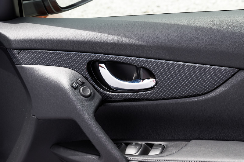 20X系グレードのドアトリムはカーボン調のデザイン