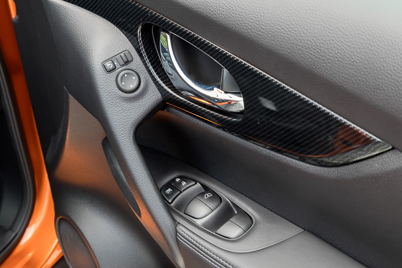 アームレストにパワーウィンドウ、ハンドル部にドアミラーのスイッチが付く