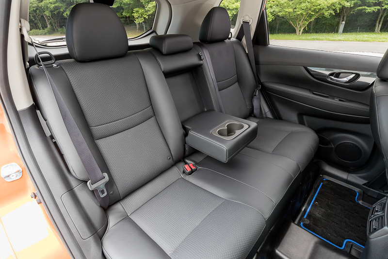 2列目シートはシートバック中央にアームレストを内蔵