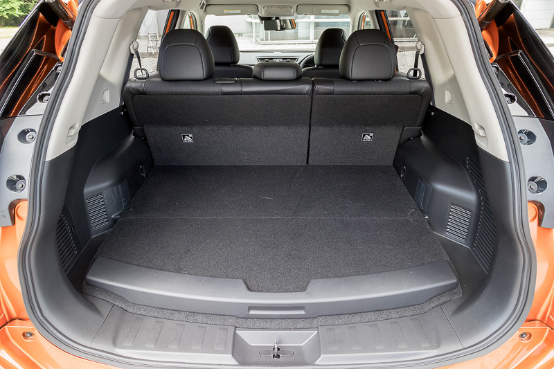 2列シート車のラゲッジスペース