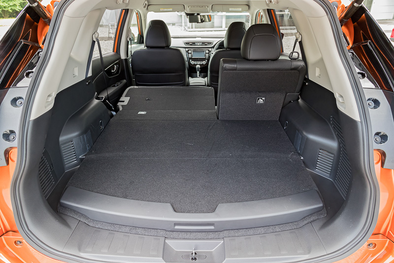 ラゲッジスペースは駆動用バッテリーがフロア下に設置されているので若干かさ上げされているが、2列目シートを倒すとフラットなスペースになる