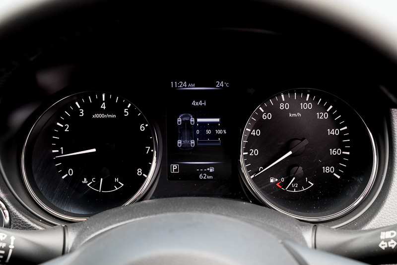 メーターパネル。タコメーター内下側には水温計を装備