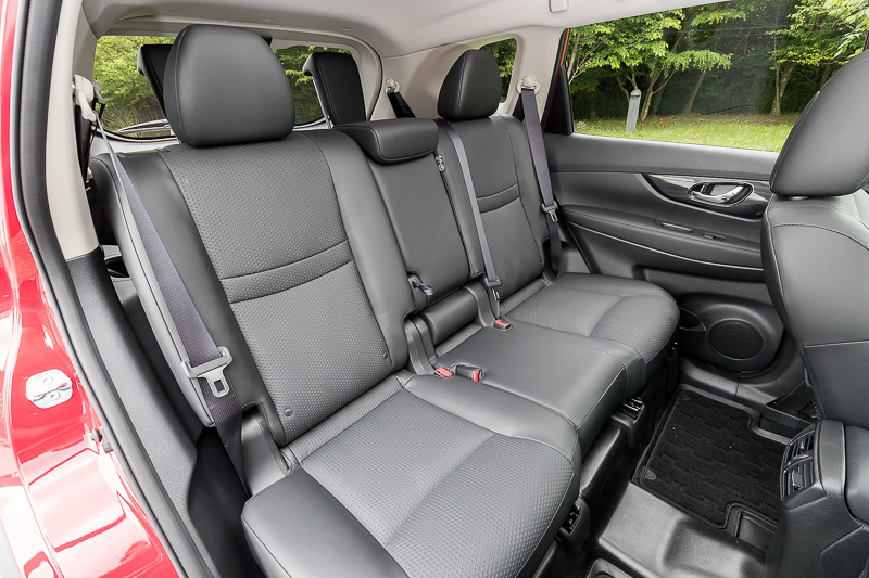 2列目シートの背もたれ部分は4：2：4分割可倒式、リクライニングやスライドは6：4