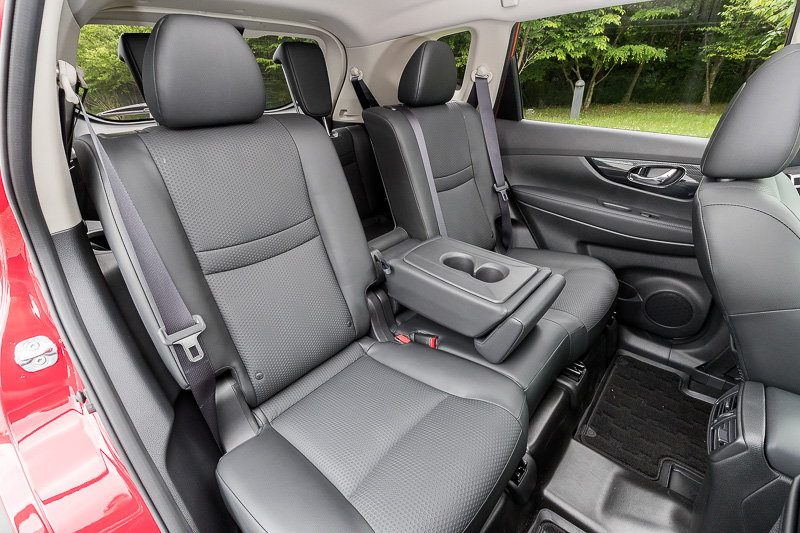 2列目シートの背もたれ部分は4：2：4分割可倒式、リクライニングやスライドは6：4