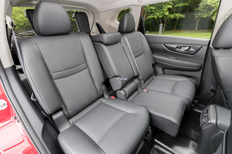 2列目シートの背もたれ部分は4：2：4分割可倒式、リクライニングやスライドは6：4