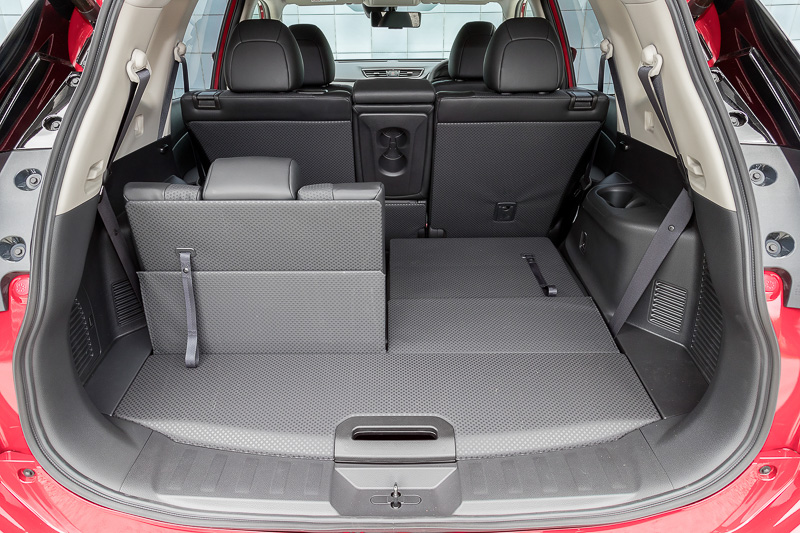 3列シート車のラゲッジスペース。3列目を収納するとフラットフロアになるなどアレンジは豊富