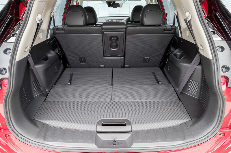 3列シート車のラゲッジスペース。3列目を収納するとフラットフロアになるなどアレンジは豊富