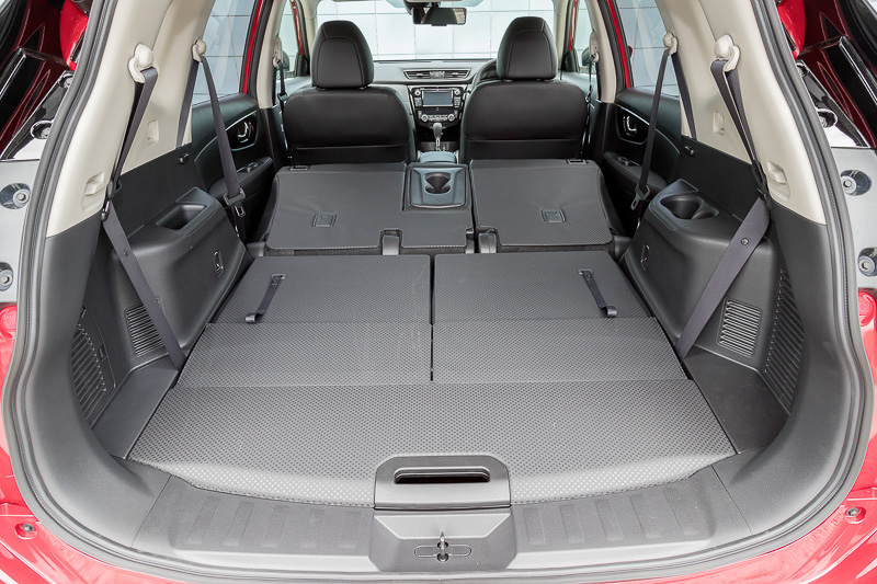 3列シート車のラゲッジスペース。3列目を収納するとフラットフロアになるなどアレンジは豊富