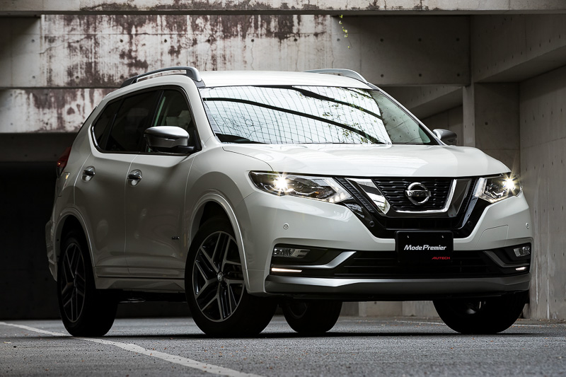 モード・プレミア ハイコントラストインテリア。ボディカラーは特別塗装色のブリリアントホワイトパール