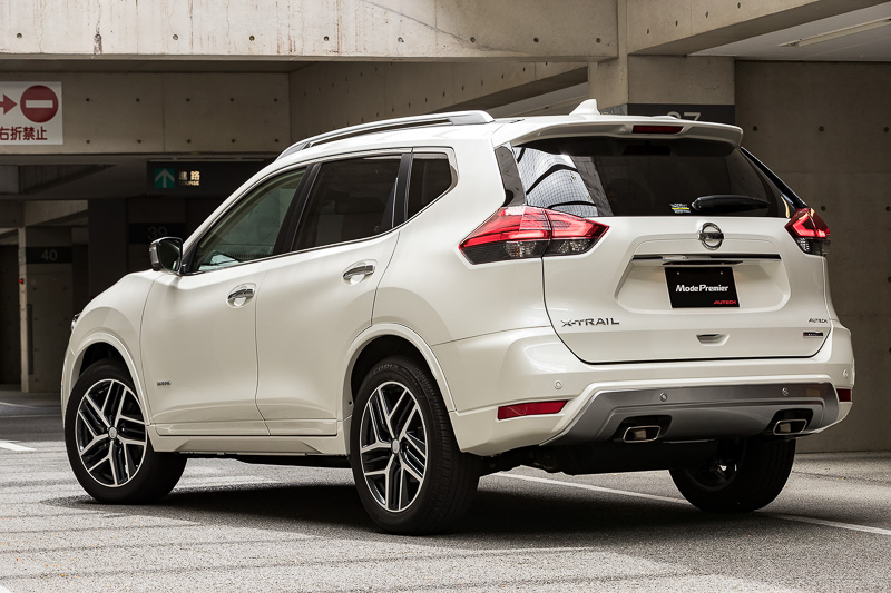 モード・プレミア ハイコントラストインテリア。ボディカラーは特別塗装色のブリリアントホワイトパール