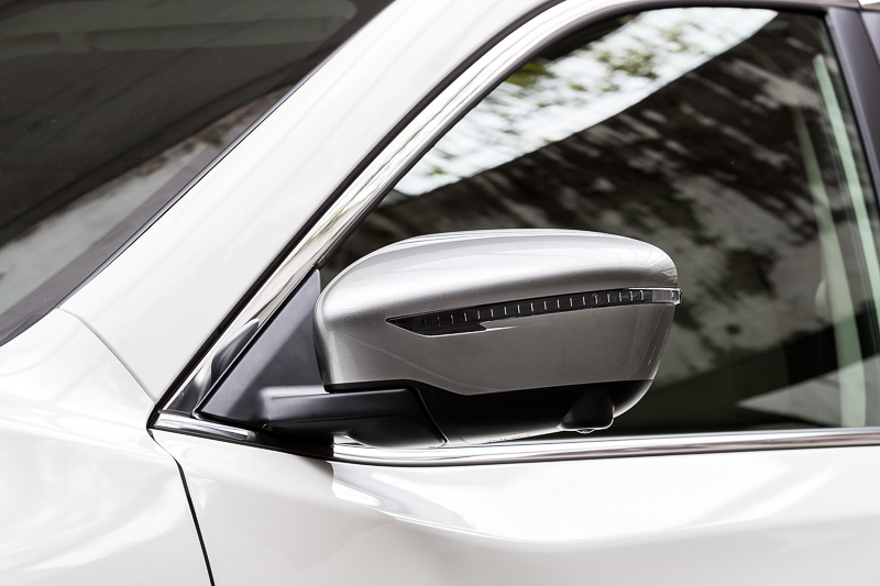 ドアミラーもメタル調フィニッシュ