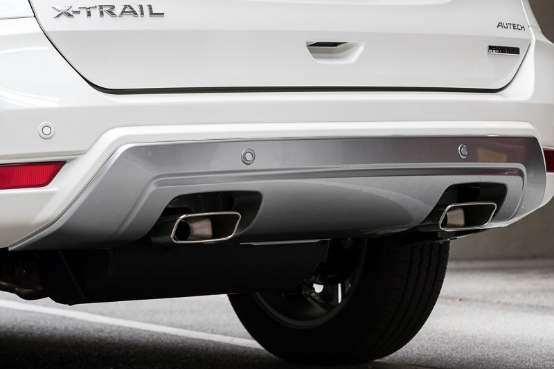 スクエアタイプのテールパイプを採用した専用デュアルエキゾーストマフラー