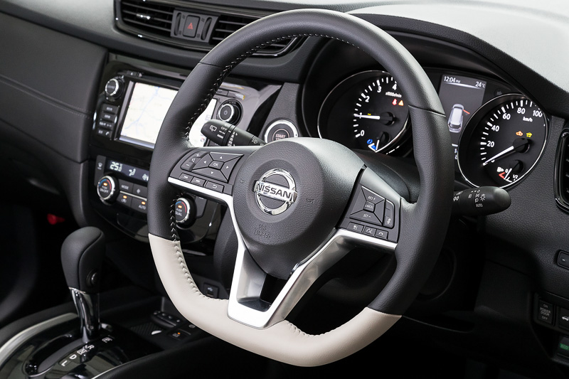 ハイコントラストインテリア仕様は下側がストーンホワイトになる本革巻ステアリングを装着